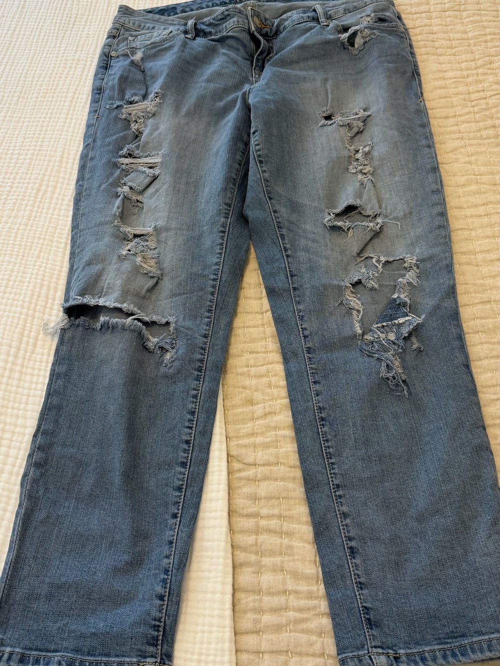 Torrid boyfriend fit, cropped Women's Distressed Relaxed Blue Jeans Size 14T